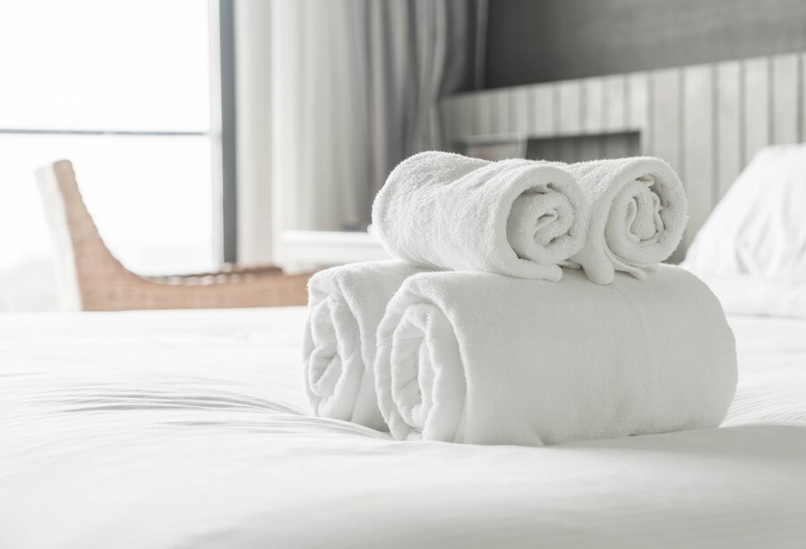 white-towel-bed-decoration-bedroom-interior_1339-7139